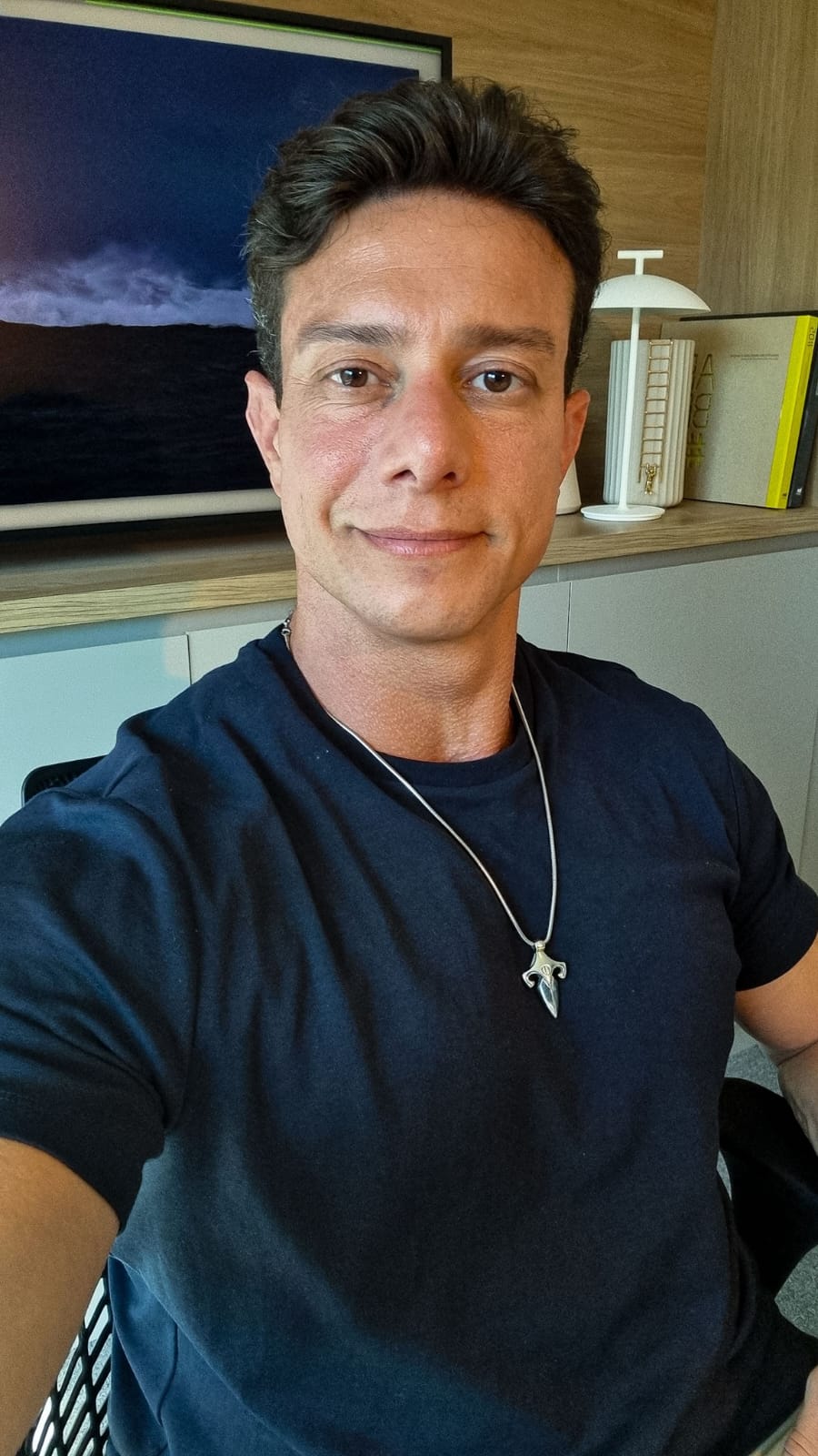 Thiago Cantisano, psicólogo clínico, em seu consultório